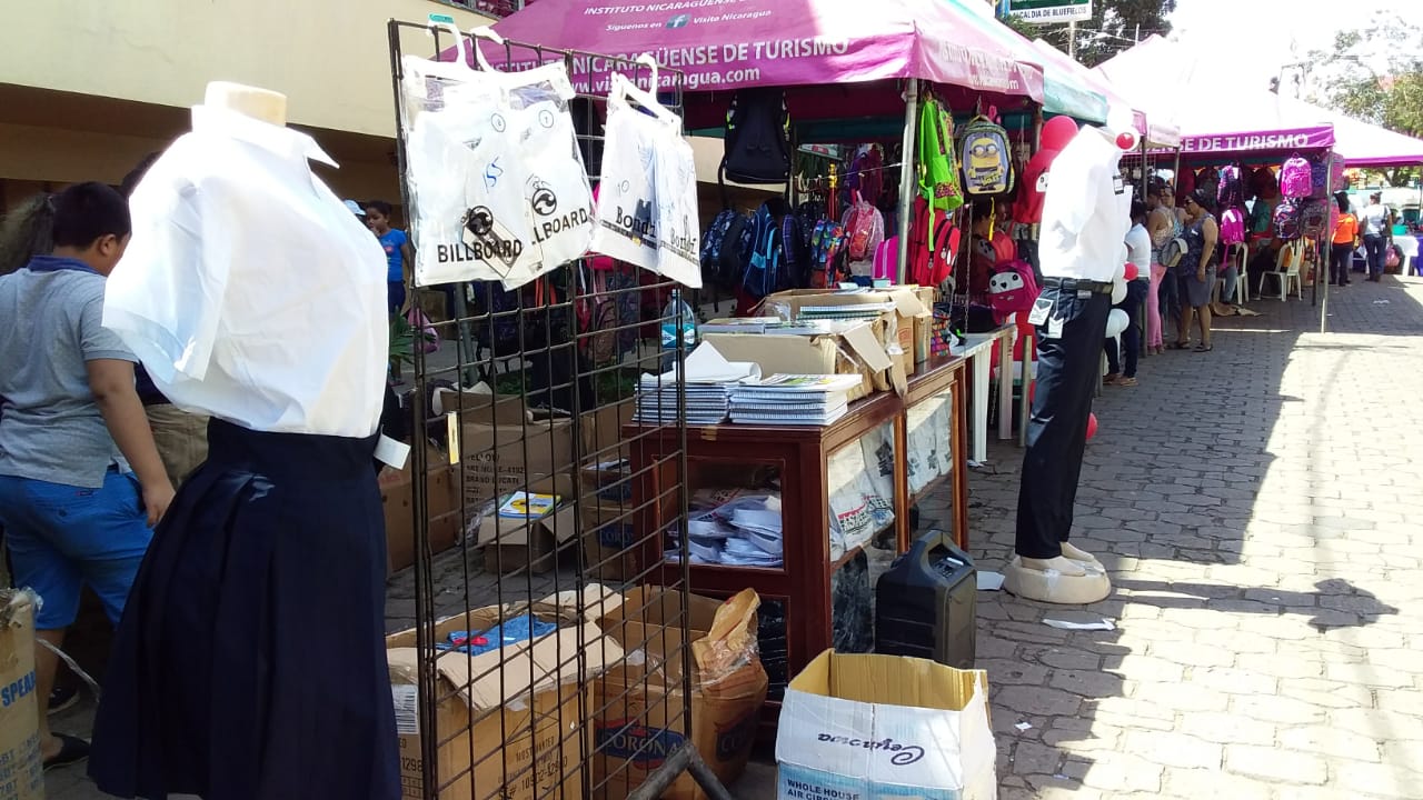 Blufileños aprovechan Feria Escolar y Campesina para realizar sus compras de útiles