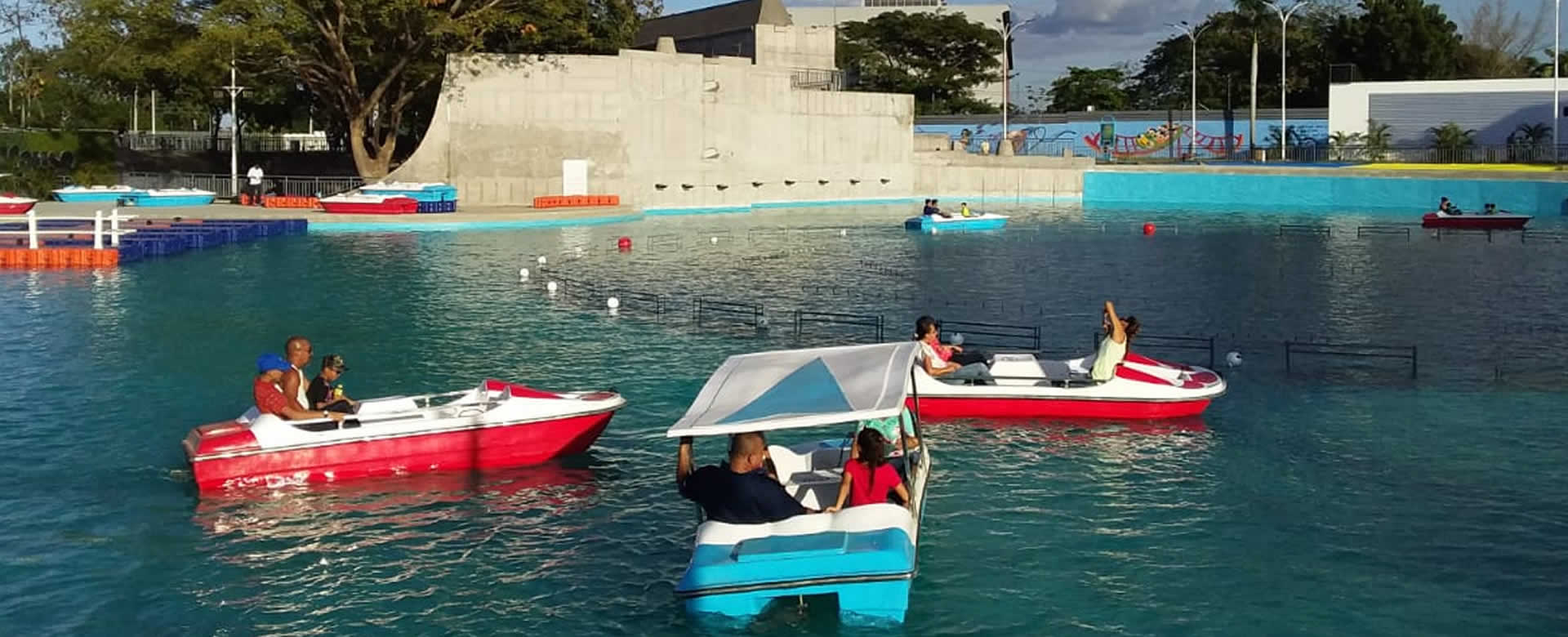 Capitalinos navegan en Lago Artificial del Parque Luis Alfonso Viva