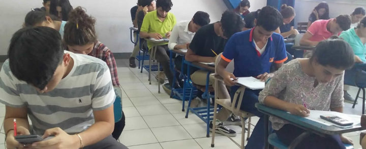 Jóvenes nicaragüenses realizan examen de admisión en la Universidad de Ingeniería