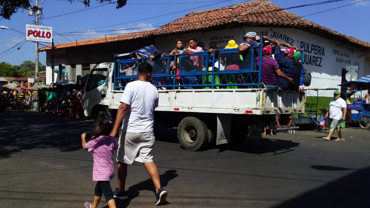 Extensas filas de buses arriban al Mercadito de Sutiaba en León