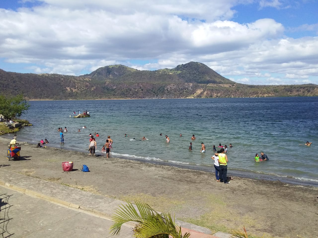 Capitalinos sofocan el calor en las aguas de La Laguna de Xiloá