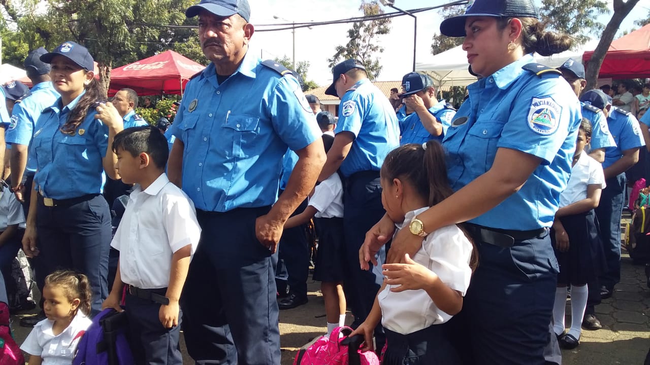Entregan útiles escolares a hijos de los efectivos de la Policía Nacional