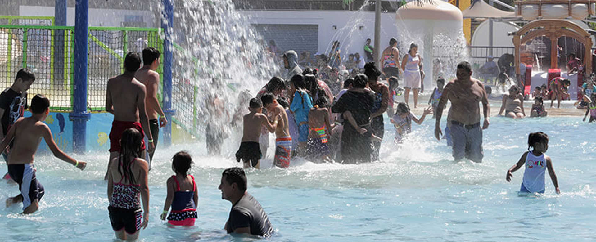 Parque Acuático desde tempranas horas recibe la visita de familias capitalinas
