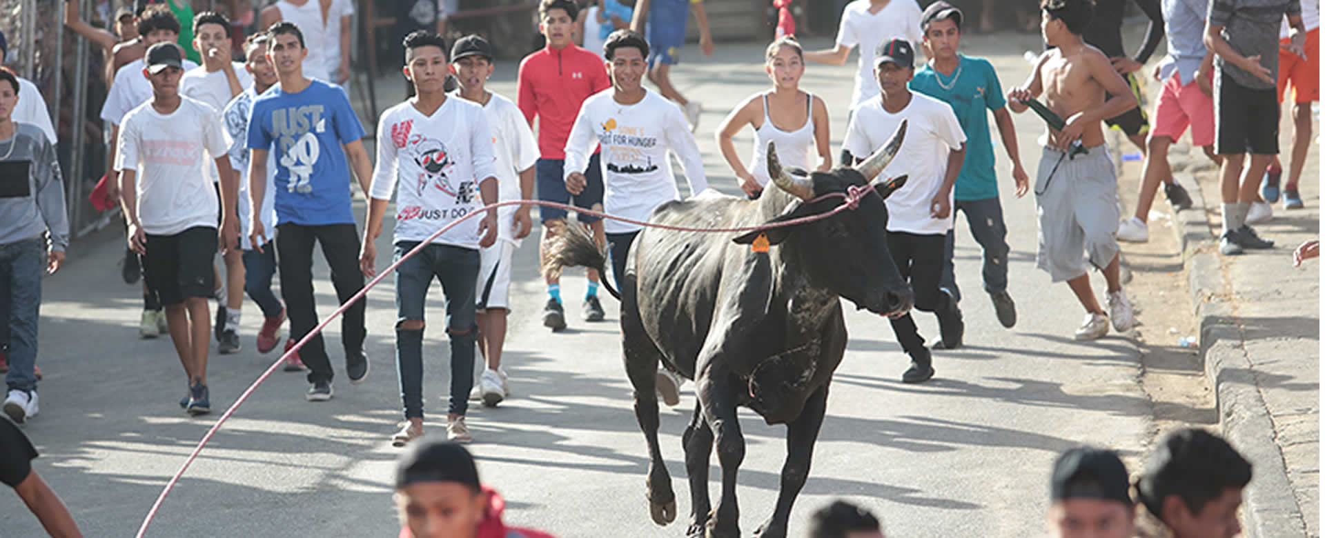 Familias del barrio La Primavera disfrutaron de una alegre corrida de toros