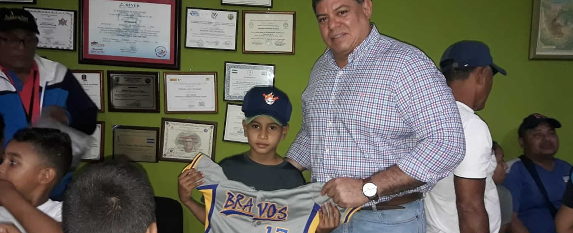Alcaldía de Rivas entrega uniforme a equipos infantiles de beisbol