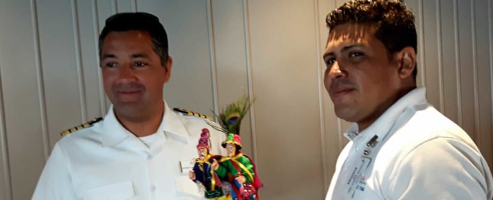 INTUR entrega placa de bienvenida a Robert Fronenbroek, Capitán del crucero Artania