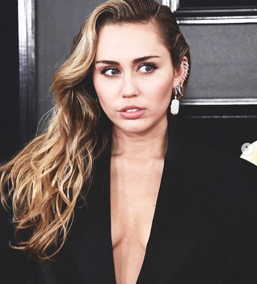 Los pezones enmallados de Miley Cyrus causan controversia en Instagram