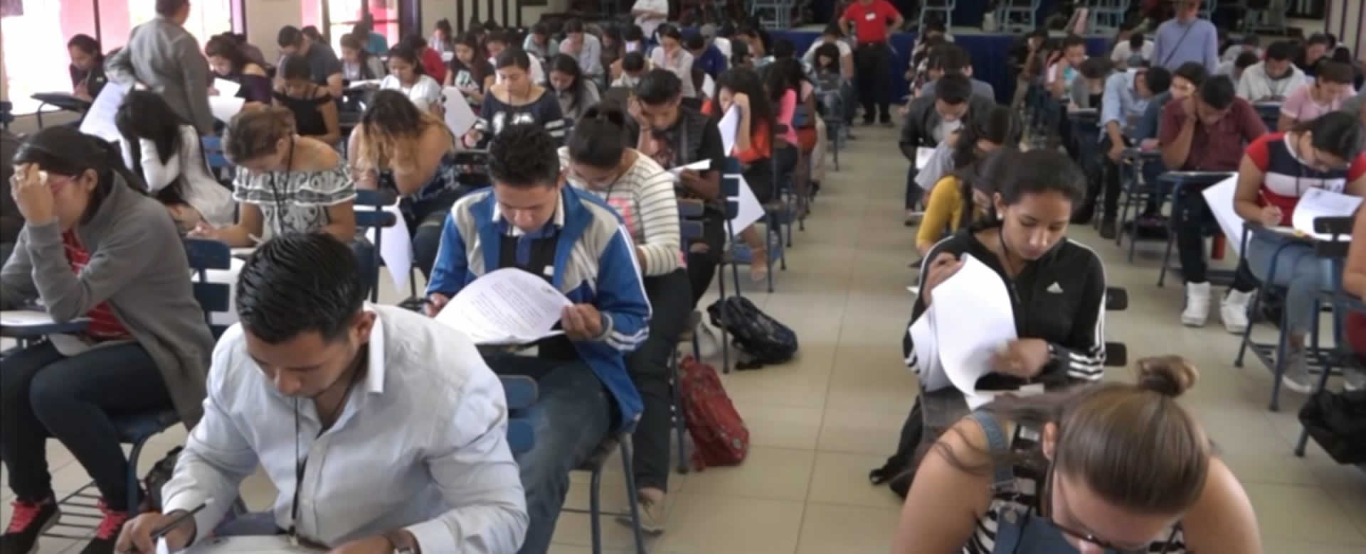 Bachilleres llegan desde temprano a la UNAN-FAREM Estelí para realizar examen de admisión