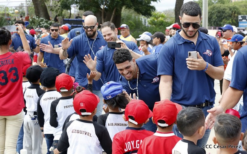 Selección de Puerto Rico se reúne con los niños de la Academia Roberto Clemente 