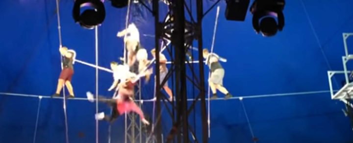 Aterradora caída de una pirámide humana de equilibristas en un circo de Estados Unidos