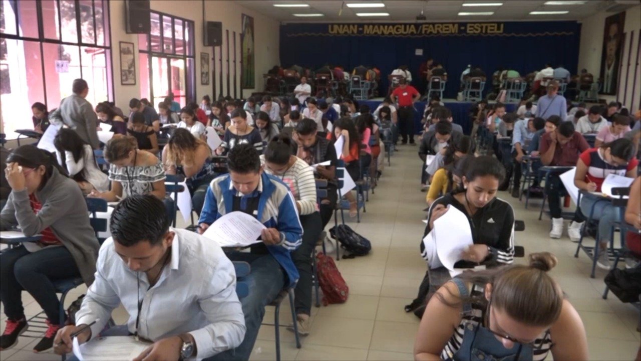Bachilleres llegan desde temprano a la UNAN-FAREM Estelí para realizar examen de admisión