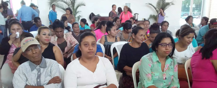 MEFCCA entrega cheques a mujeres emprendedoras de El Crucero