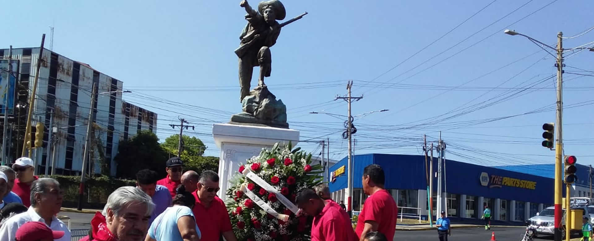 PLC deposita ofrenda floral en conmemoración a la caída del soldado niño Ramón Montoya