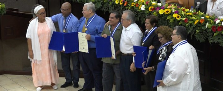 Periodistas reciben orden “Rigoberto Cabezas” en reconocimiento a su aporte a la sociedad