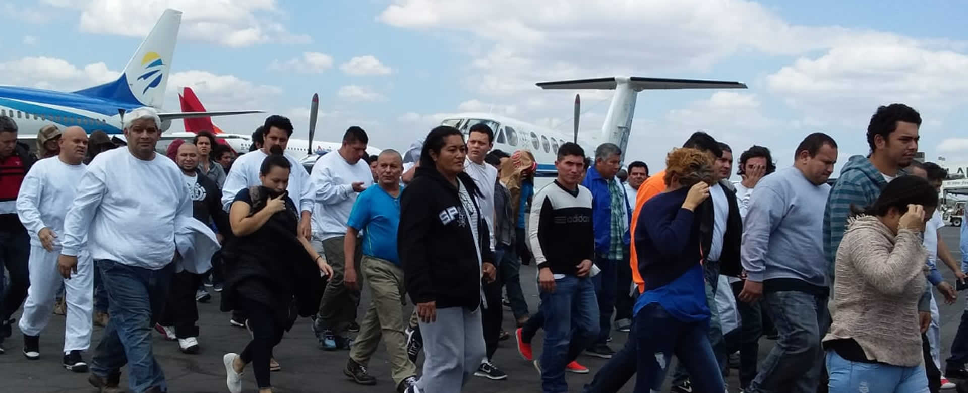 Autoridades reciben a 73 nicaragüenses deportados de EE.UU.