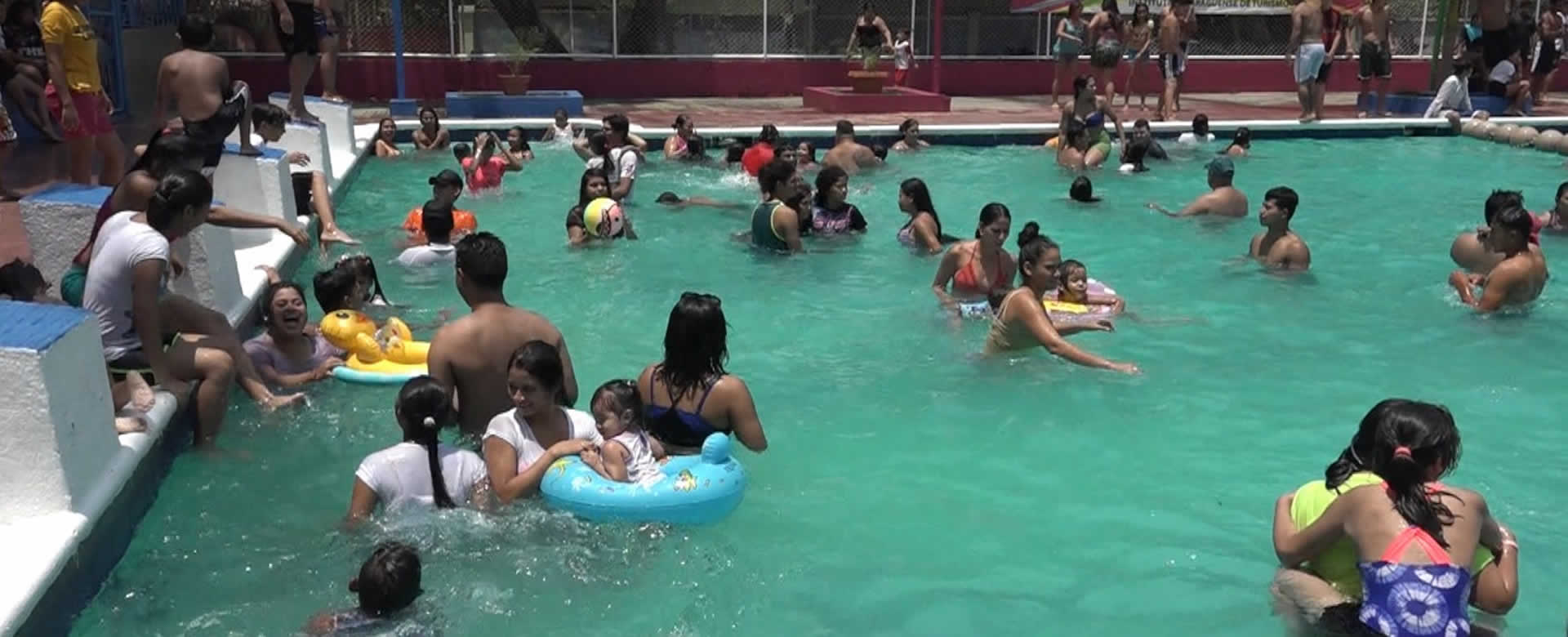 Familias se refrescan en el Centro Recreativo Xilonem y el Parque Acuático
