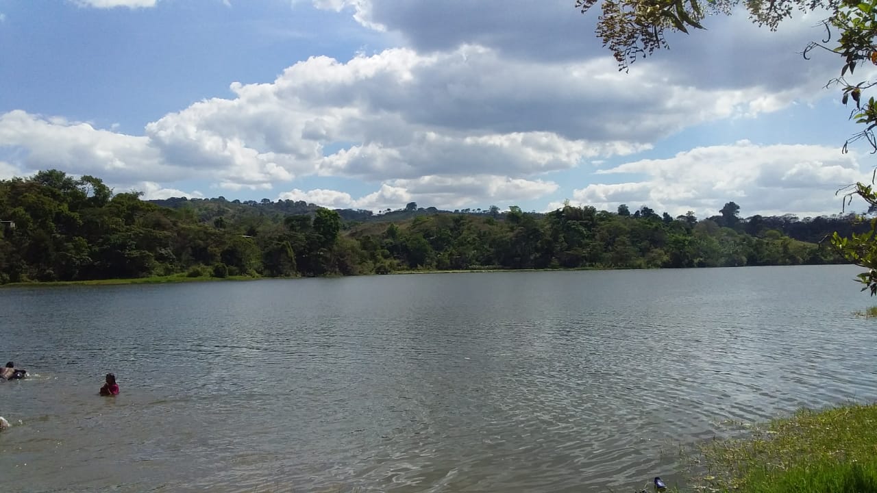 Más viajantes disfrutan de las frescas aguas de Lago El Dorado en Jinotega