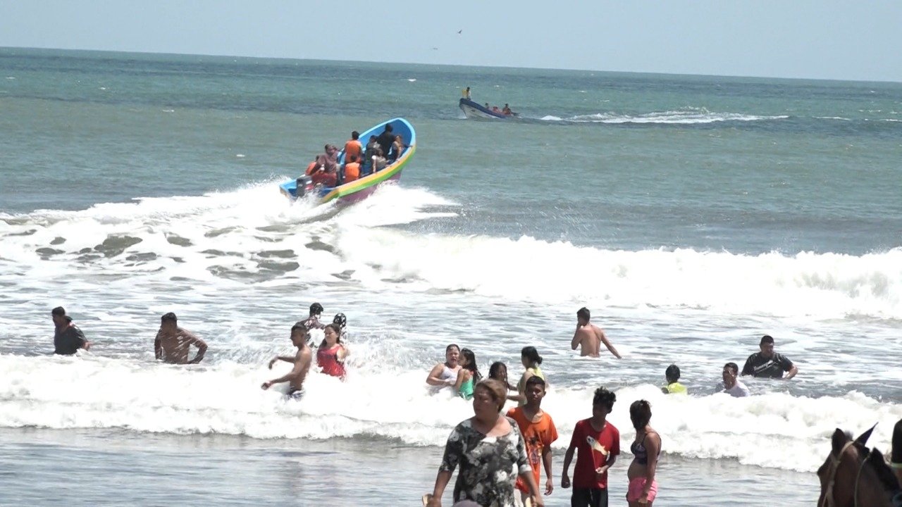 Familias disfrutan de un ramillete de actividades culturales en la playa de Pochomil