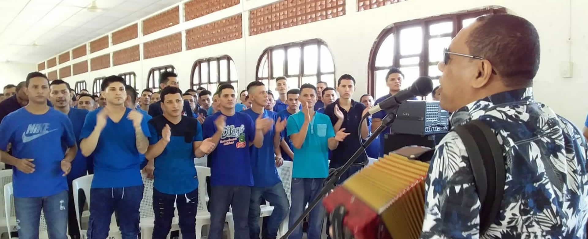 Reos cantan alabanzas junto a Ministerio Ríos de Agua Viva