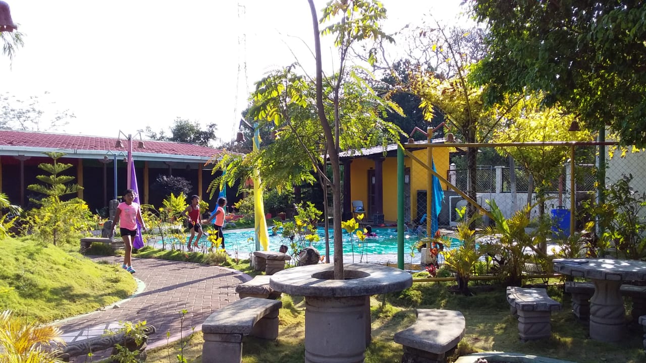Familias de San Juan de Oriente se dan su chapuzón en las piscinas del Parque de Ferias