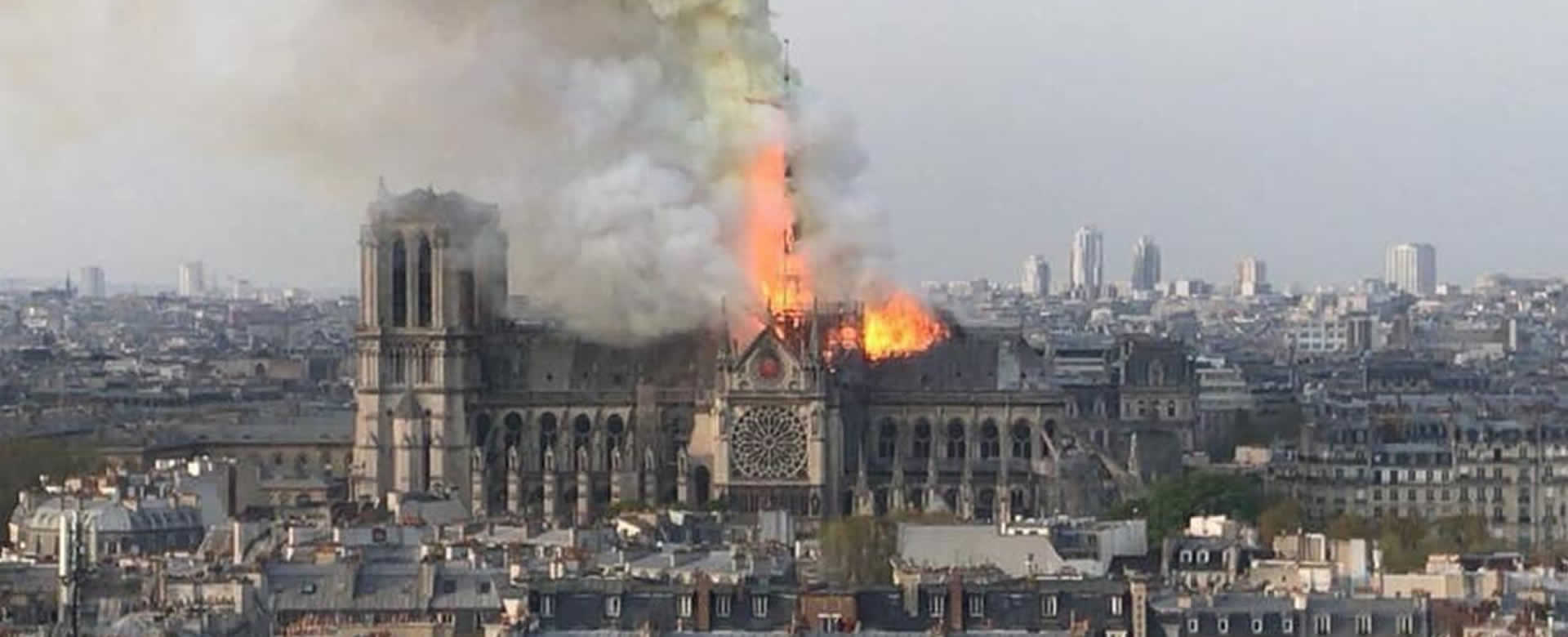 Devastador incendio en la Catedral Notre Dame de París