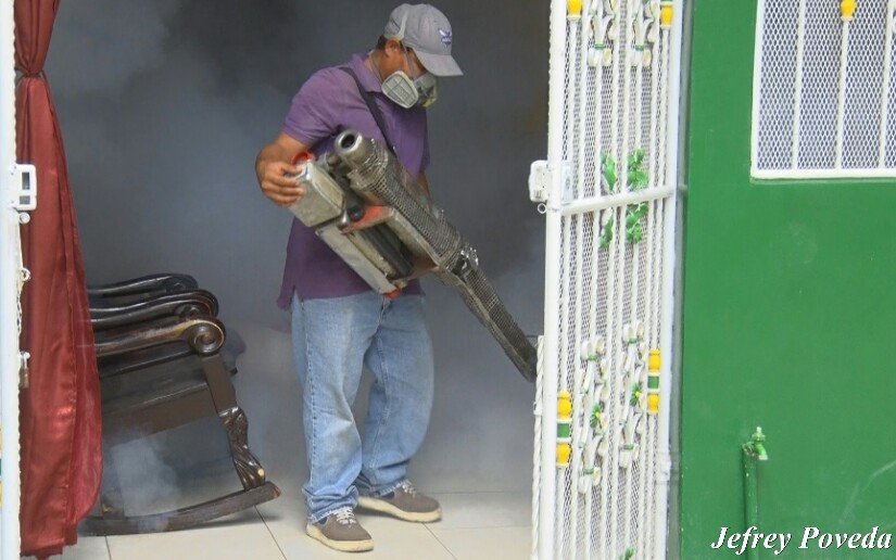 Brigadas de salud fumigan el barrio Rafael Ríos del distrito II de Managua