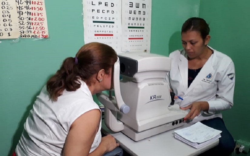 Más nicaragüenses son atendidos en jornadas de salud visual