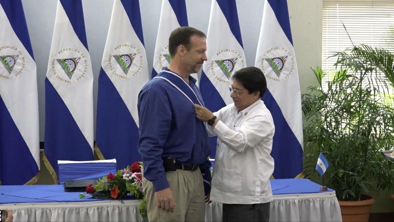 Gobierno entrega orden "José de Marcoleta" en el Grado de "Gran Cruz" a director de Christian Aid Ministries