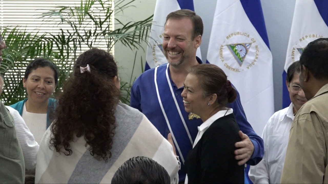 Gobierno entrega orden "José de Marcoleta" en el Grado de "Gran Cruz" a director de Christian Aid Ministries