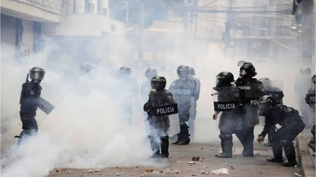 Médicos y maestros de Honduras son reprimidos por la policía tras realizar protestas