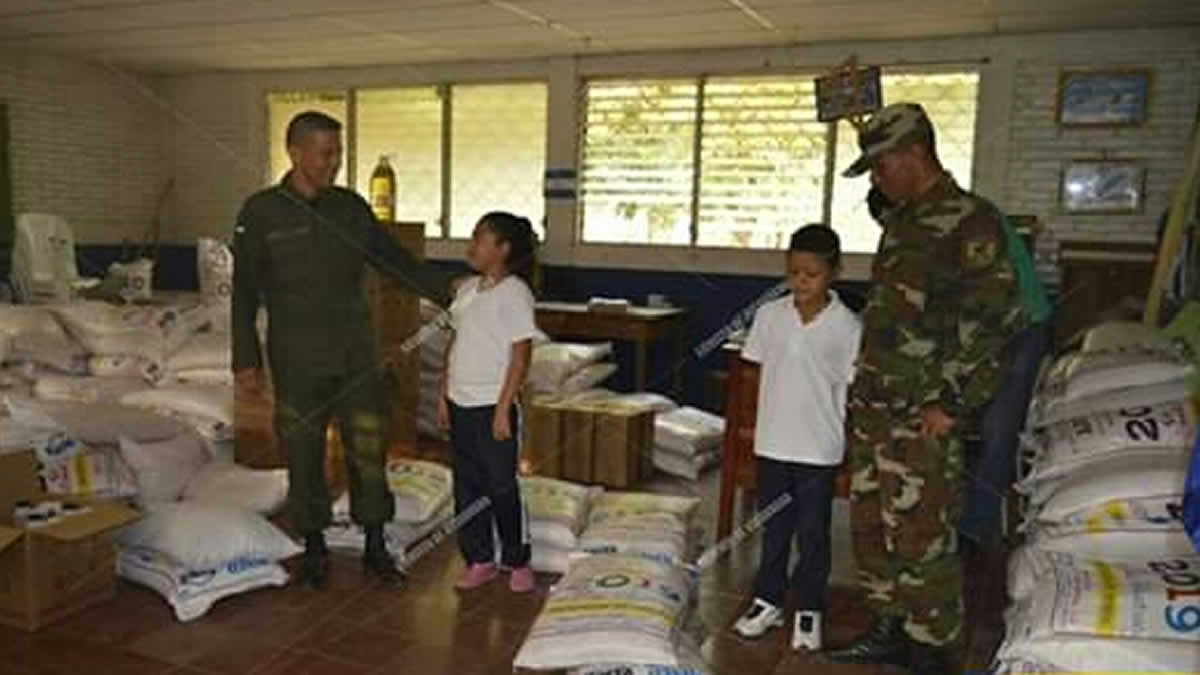 Ejército de Nicaragua ayuda con el traslado de la Merienda Escolar en Chinandega