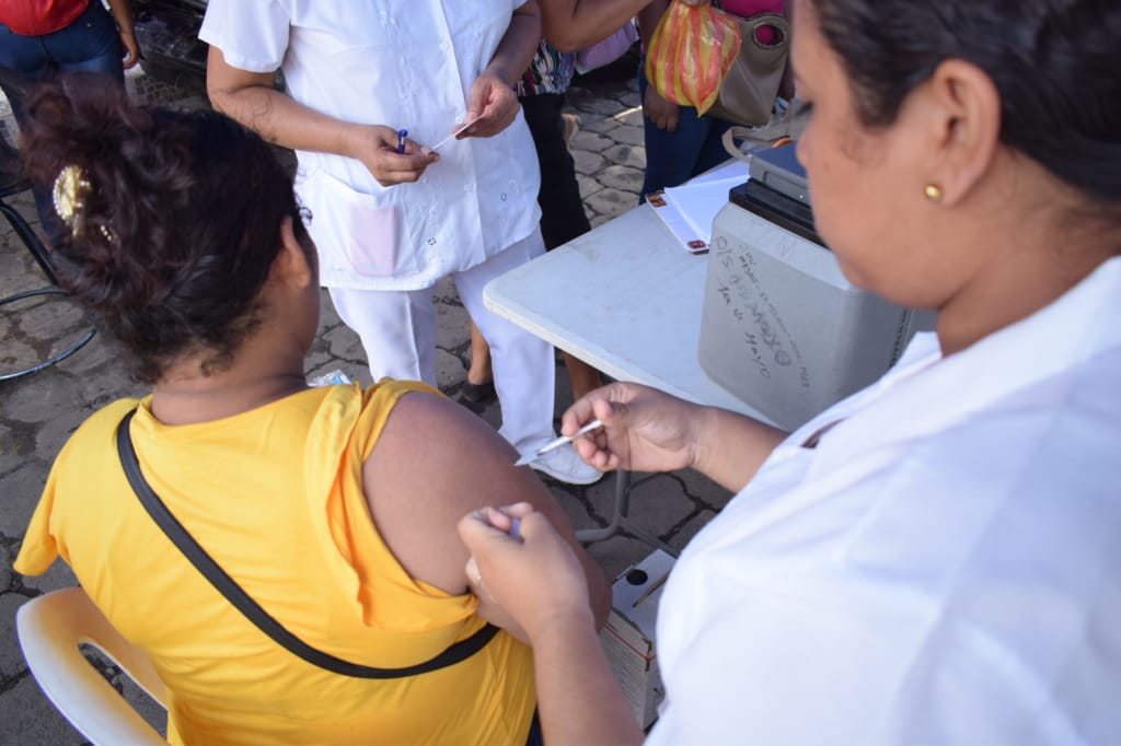 León: jornada de vacunación llega a los centros de compras