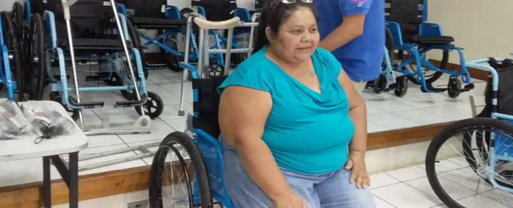 MINSA junto al Programa "Todos con Voz" entregan medios auxiliares a personas con discapacidad