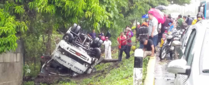 Interlocal que cubre la ruta Granada-Managua se vuelca y deja varios lesionados