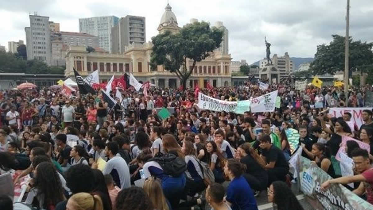 Estudiantes y docentes de Brasil realizan manifestaciones en defensa de la educación