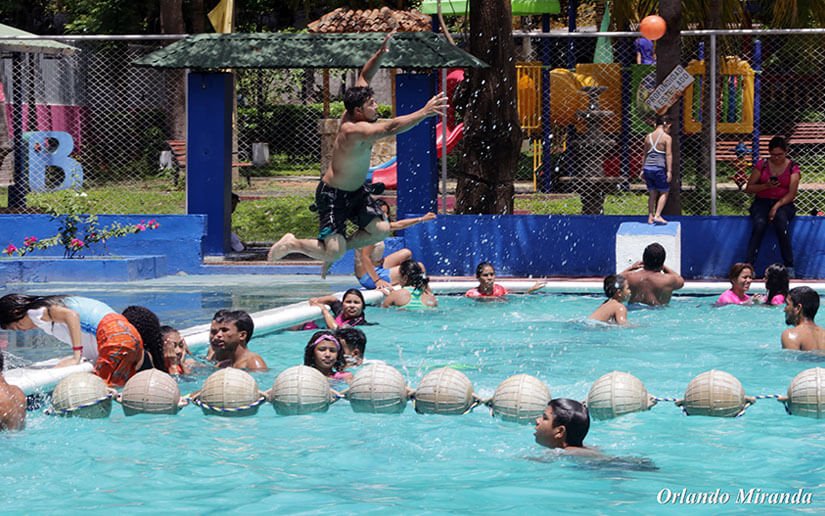 Más familias optan por las frescas aguas del centro recreativo Xilonem