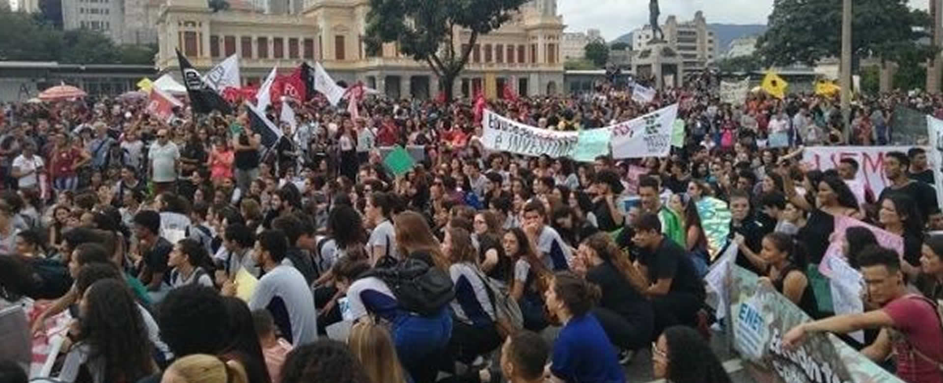 Estudiantes y docentes de Brasil realizan manifestaciones en defensa de la educación