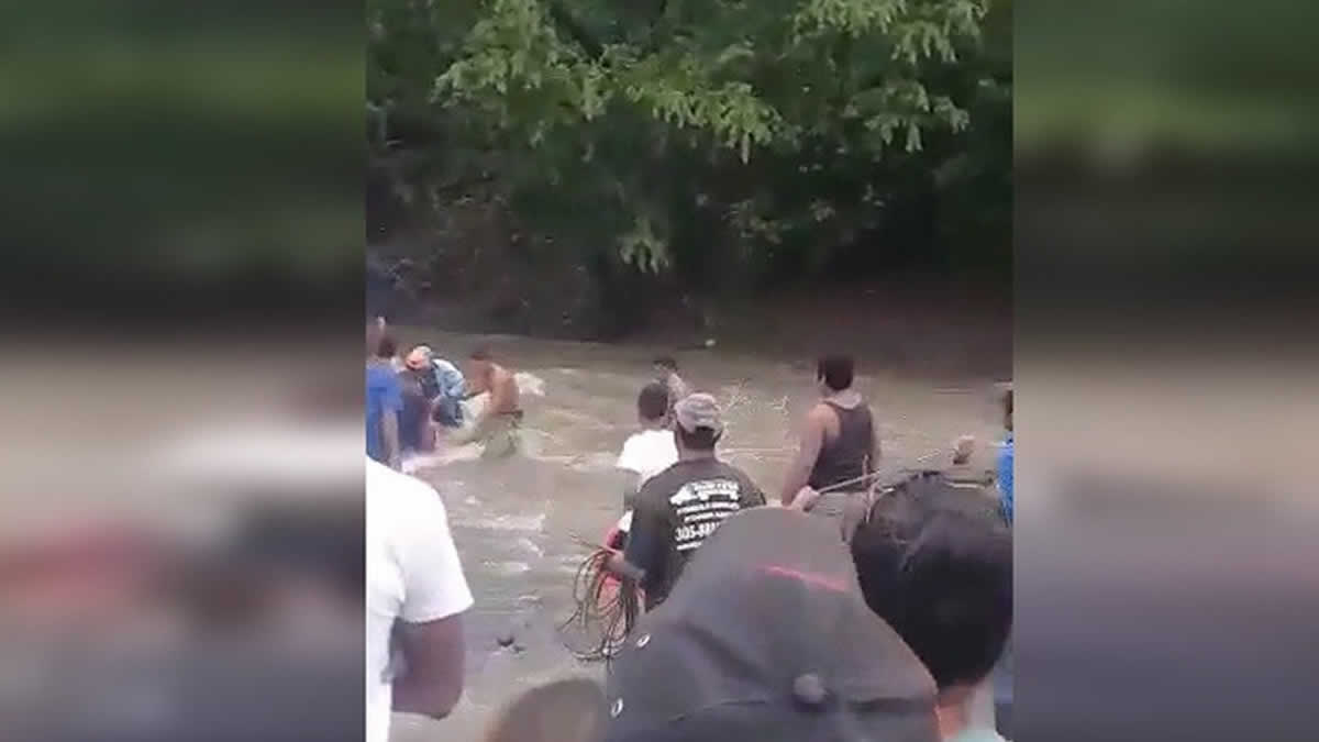 Rescatan a par de tipitapeños que fueron arrastrados por fuertes correntadas al intentar cruzar Rio el Brasil
