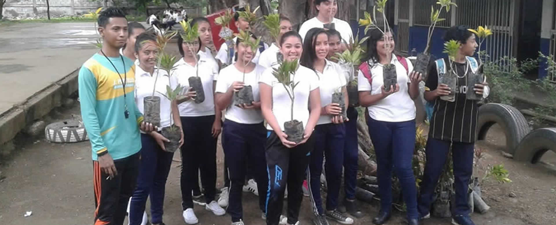 Estudiantes del Colegio Fernando Gordillo realizan jornada de reforestación