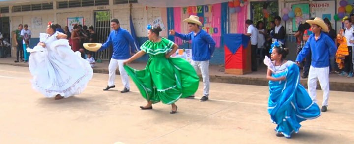 Colegios de Managua celebran a sus maestros en su día