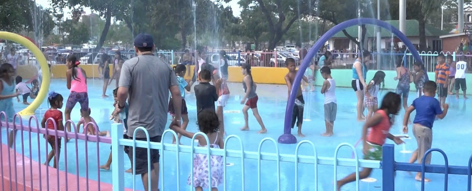 Familias disfrutan de los centros de recreación de Managua