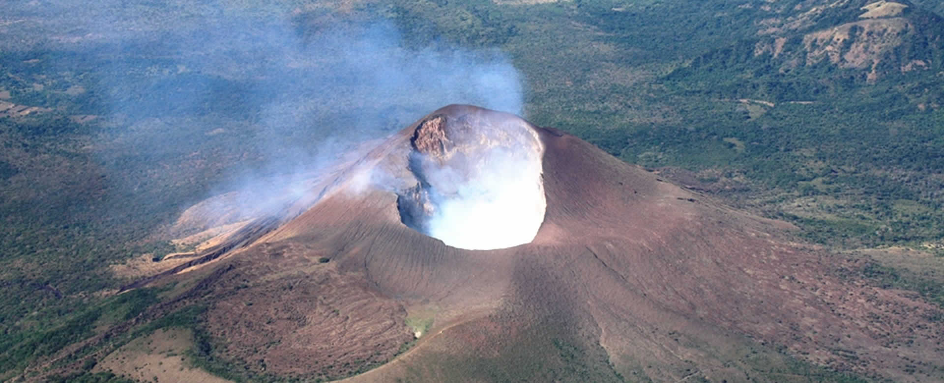 National Geographic destaca volcanes de Nicaragua en la portada de su revista Traveller