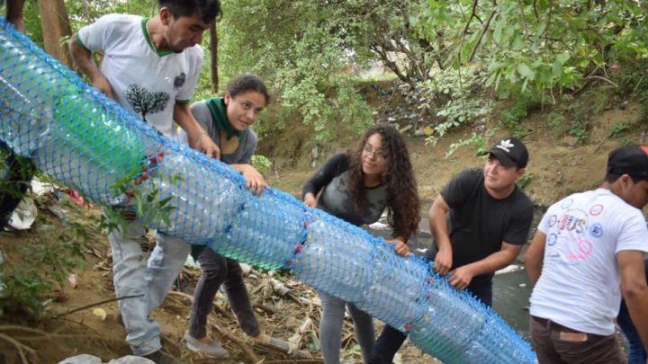 Ambientaslitas instalan Nica Bardas en el Río Chiquito de León