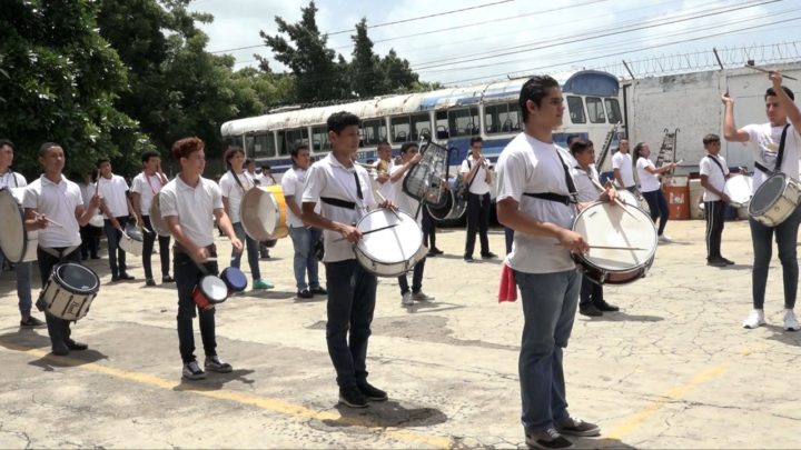 Banda rítmica del Enrique Flores desde ya se prepara para el desfile patrio