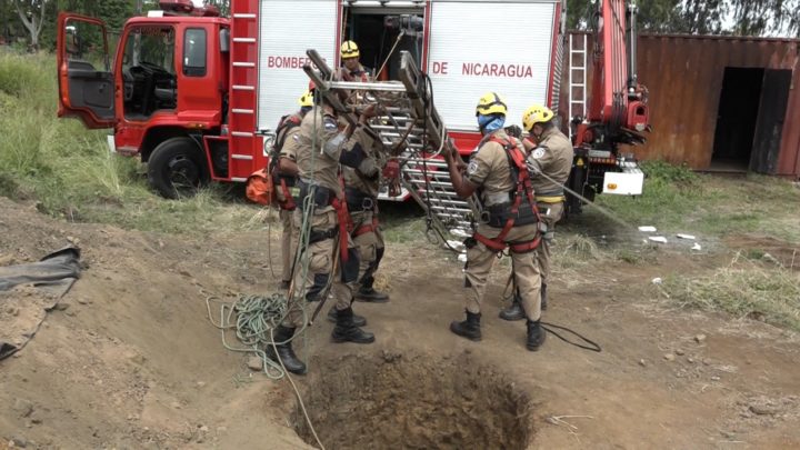 Bomberos mantenimiento carros incendios