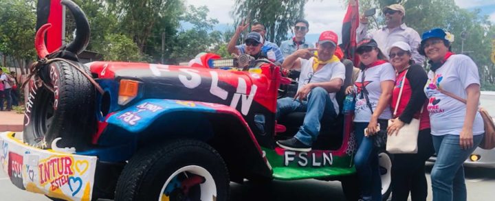Camioneta revolucionaria roba miradas en la Avenida de Bolívar