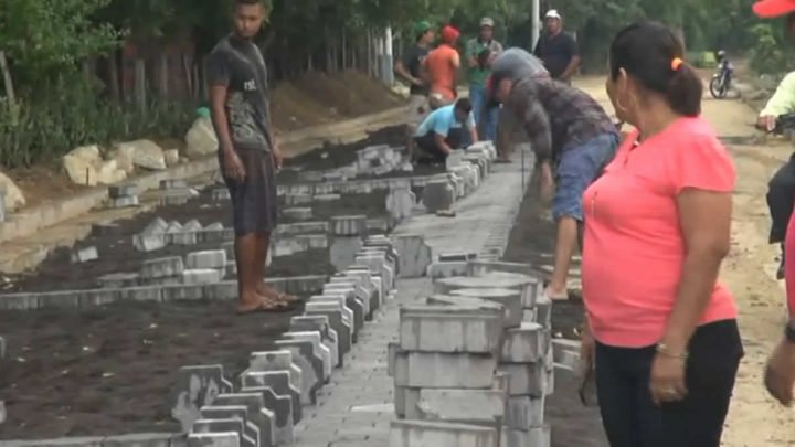 Continúan con el progreso de adoquinar las carreteras en Villa El Carmen
