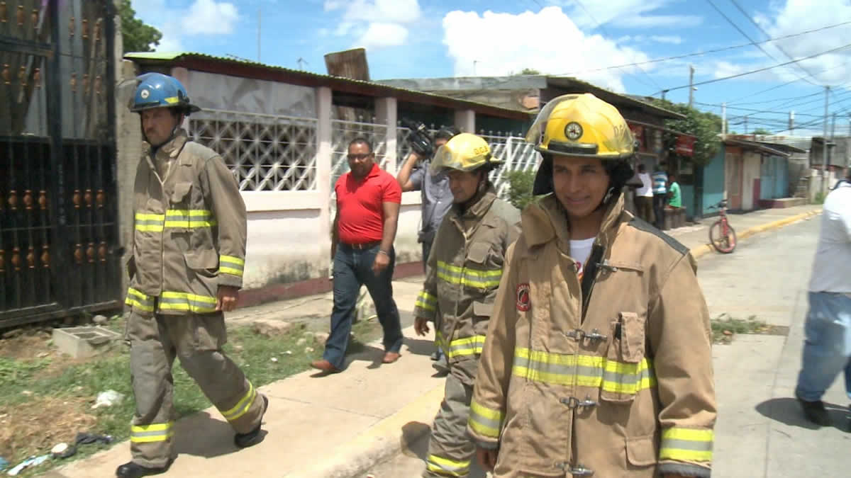 Cuerpo Benemérito de Bomberos de Managua examinan viviendas en el Barrio Laureano