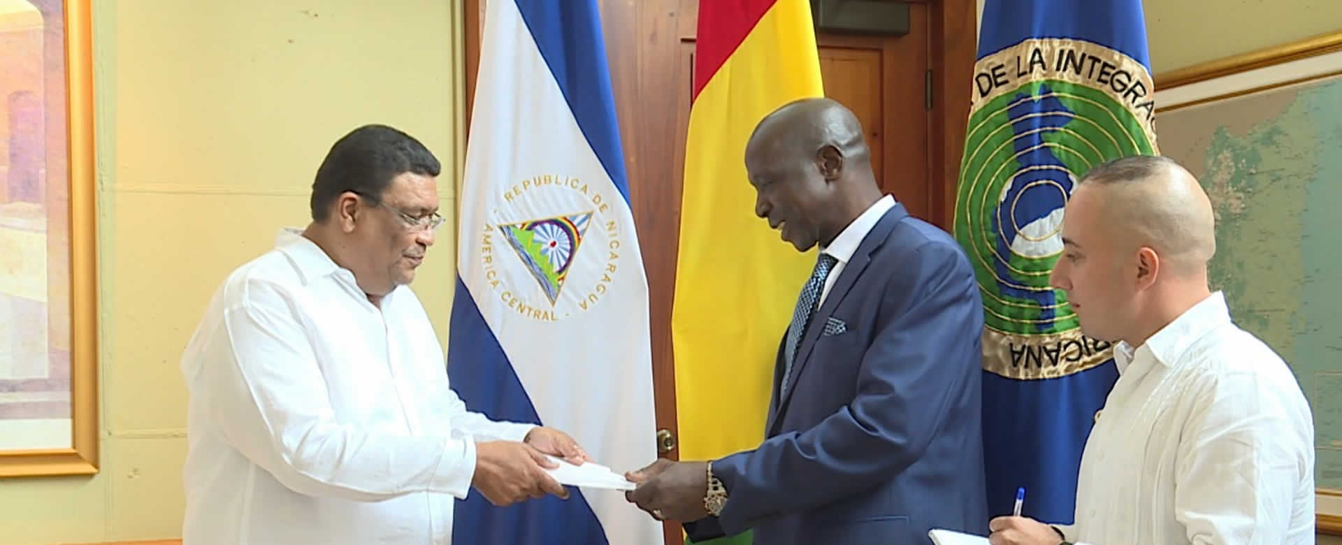 Embajadores de Belice y Guinea presentan Copias de Estilos