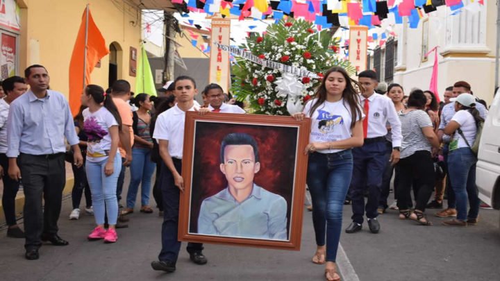 Estudiantes de secundaria realizan homenaje a héroes caídos en el conflicto golpista 